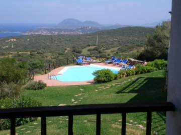 Het zwembad bij de appartementen Rocce Sarde in San Pantaleo